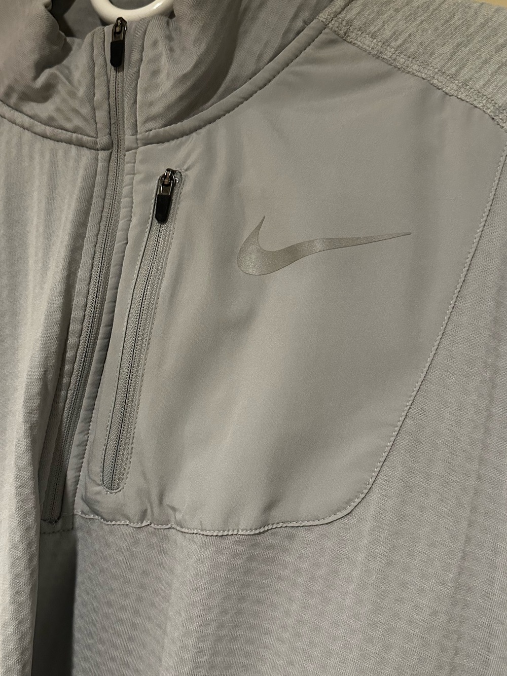 Nike Men’s Light Gray Quarter -Zip Performance pullover. Running-Golf NWOT
